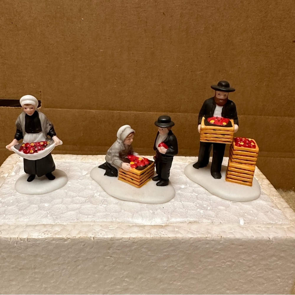 Department 56 ~ Amish Family. Heritage Village Collection